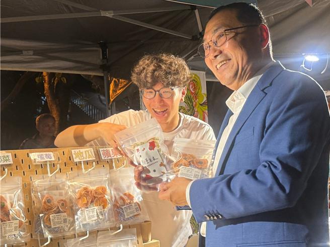 开幕典礼后，新北市长侯友宜也走入区所配合办理的「混市集」参观，还为家中宠物买了两包在地青年创业制造的宠物零食带回家给爱宠吃，摊商见到侯友宜光临，兴奋拿出热卖商品直喊「一定要拿产品给市长带回去！」。（柯毓庭摄）