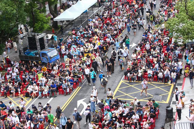 超過50個民團24日號召民眾在立法院外青島東路與濟南路集結，要求將《立法院職權行使法》與《中華民國刑法》藐視國會罪等修法法案退回委員會重審。（鄧博仁攝）