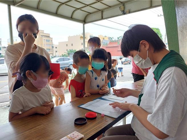 政府推動「兒童與少年未來教育及發展帳戶方案」，彰化縣政府社會處25日指派專案社工到場彰化家扶中心向扶助家庭宣導開戶。（彰化家扶中提供／孫英哲彰化傳真）