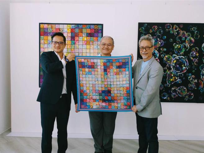 磐鈺生活美學文化藝術基金會25日邀拼布藝術家劉棟（右）舉辦「透視無限」纖維藝術創作個展，展出17件拼布作品。圖／曾麗芳