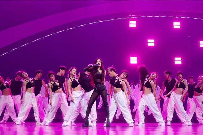 Ella25日在2024 hito流行音乐奖颁奖典礼开唱。（图／劲桦娱乐提供）