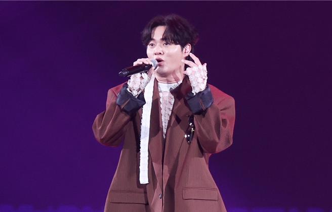 金曲台语歌王许富凯25日在「2024 hito流行音乐奖颁奖典礼」 卖力热唱。（图／陈俊吉、罗永铭摄）
