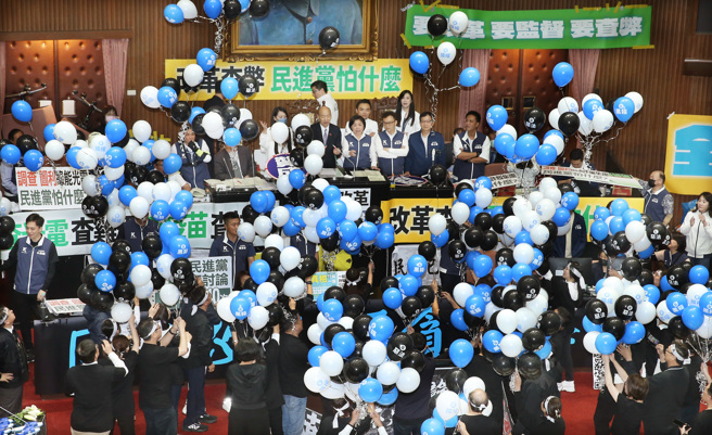 立法院24日院會繼續處理國會改革法案，冗長表決大戰晚餐休息時間之後，民進黨立委高喊「反黑箱，反擴權」並帶著藍白黑三色氣球進入議場，隨後當場釋放氣球。（姚志平攝）