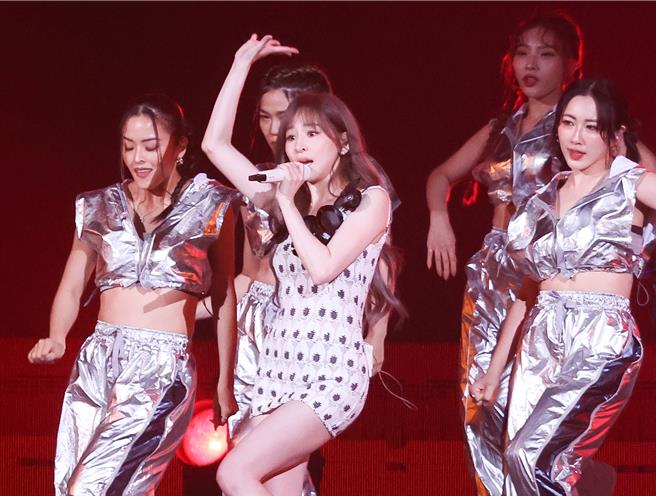 王心凌25日在2024 hito流行音乐奖风光拿奖。（图／陈俊吉、罗永铭摄）