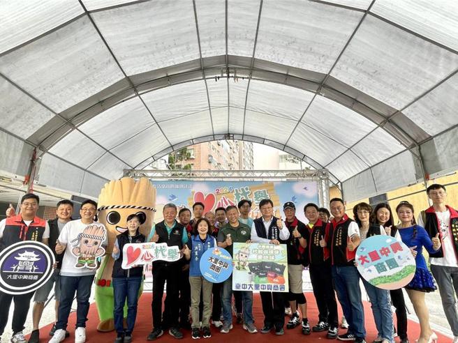 中兴商圈与各店家25日携手举办「爱心杙举·里来拍卖」活动，共同支持当地社福团体。图／曾丽芳