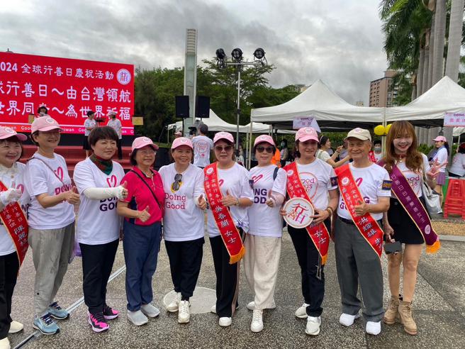 响应全球行善日，25日高雄中央公园举办「全球行善日~由台湾领航为世界祈福」活动。（图片来源：高雄市社会局提供）