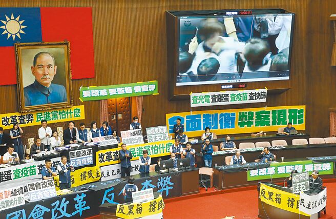 民进党执政下，只有立院拥有调查权，疫苗进口、鸡蛋採购等案的真相才能摊在阳光下。（姚志平摄）