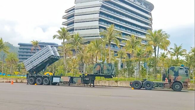 共军无预警发动环台军演，宜兰头城乌石港区24日军方进驻2部飞弹车组等设备，引人注目。（民眾提供／李忠一宜兰传真）