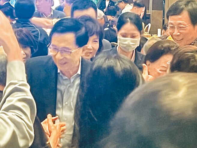 前总统陈水扁昨晚特别北上，出席凯达格兰基金会19周年感恩募款餐会，受到出席与会的人士热烈欢迎，全程神采奕奕。（游念育摄）