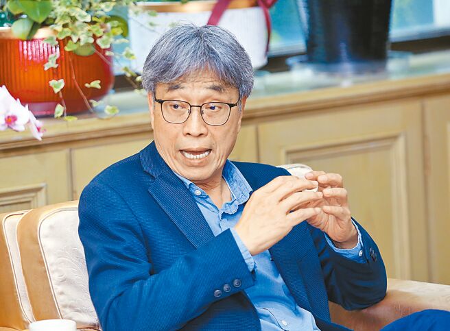農業部長陳駿季24日受訪時暢談農業政策，並強調農業部的服務對象是全國農民而非政黨。（范揚光攝）