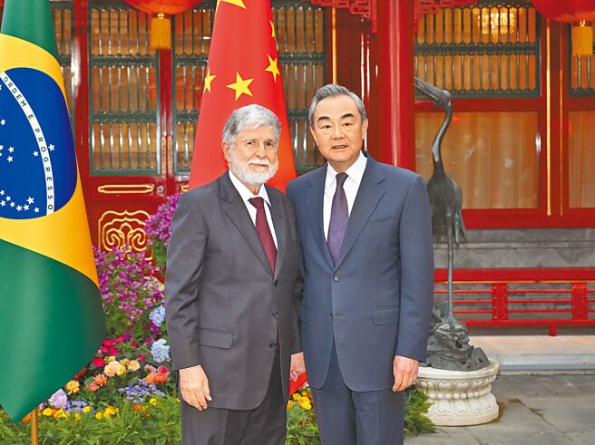 中共中央外办主任王毅23日在北京与巴西总统鲁拉特别顾问阿摩林举行会谈。（新华社）