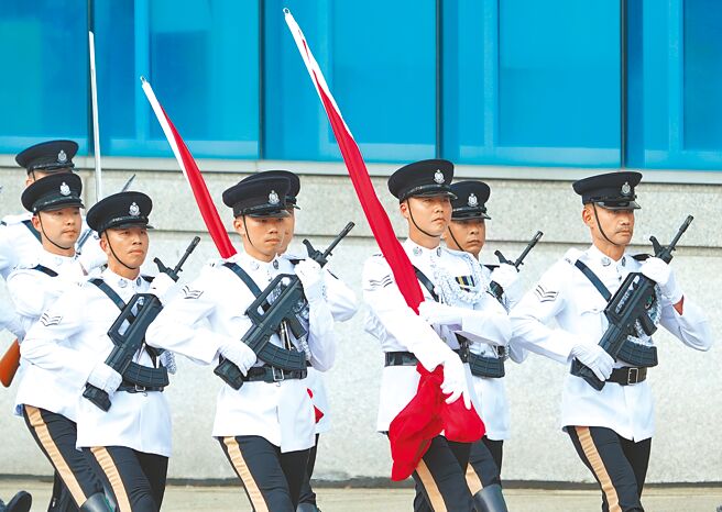 香港立法會大會22日完成「去英去殖民化」的「2024年成文法（雜項規定）條例草案」一讀，將刪除與英國管治香港相關的法律字眼。圖為踢著中式步操的香港警察儀仗隊。（中新社）