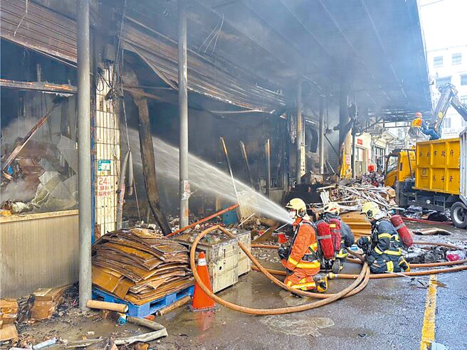 深坑工業園區2月20日發生大火，由於鋰電池焚燒讓雙北居民感受到濃濃的塑膠惡臭，引發民怨。稽查人員先以電子鼻初步偵測，若儀器出現數值，再人工採樣空氣，交實驗室由聞臭師依標準檢測判定空氣品質。（本報資料照片）