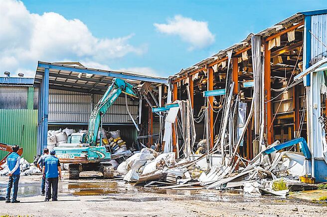 艾斯巴達違法貯存含重金屬事業廢棄物溶液，且未能完善管理，導致外流汙染鳳山溪水源，負責人及員工遭重判2年5個月及1年2個月徒刑。（本報資料照片）