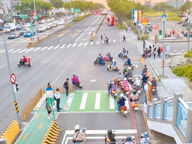 台中市議員林祈烽24日指出，東海別墅機車流量相當大，但待轉格太小致機車溢出。（市議員林祈烽提供／陳淑娥台中傳真）