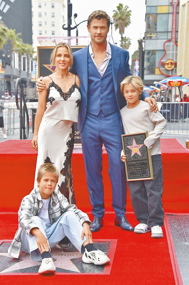 克里斯汉斯沃（中）24日与老婆艾儿莎巴塔奇、2个儿子在好莱坞星光大道合影。（美联社）