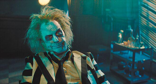 麦可基顿套上招牌戏服、画上经典妆容，回归《阴间大法师》续集。（华纳兄弟提供）