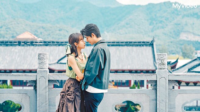 周渝民（右）與宋茜在劇裡擦出愛火。（MyVideo提供）