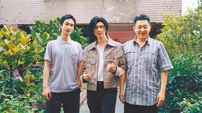 黃霆睿（中）〈笑著笑著就哭了〉MV邀雙金鐘影帝庹宗華（右）、黃河擔綱演出。（相映音樂提供）