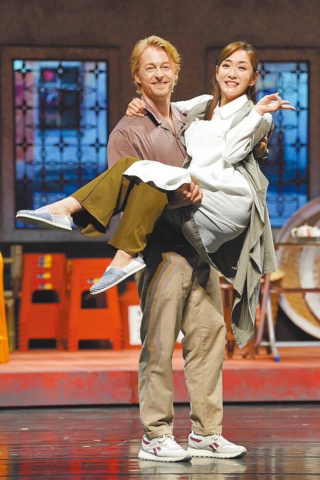 法比歐（左）和楊千霈在劇裡有感情戲。（春河劇團提供）