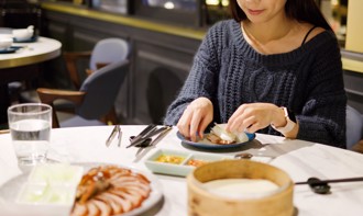 速食店小孩狂尖叫！鄰桌1舉動制止 父母秒拉孩子閃離