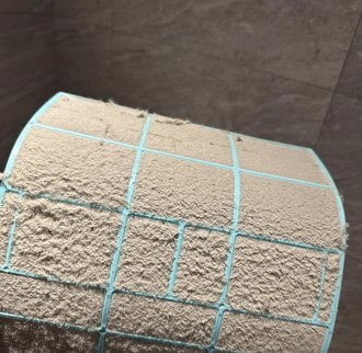 冷氣濾網見「厚重豬血糕」 房東眼神死：女生沒比較乾淨