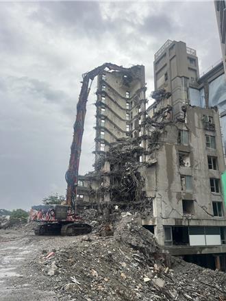 花蓮藍天麗池震後拆除遇阻 力拚6月初完工恢復道路通行