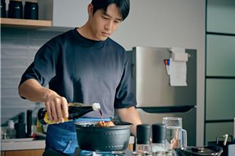 胡宇威做菜太療癒養眼！ 友人狂點菜、敲碗開餐廳