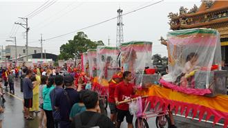 西港刈香蜈蚣阵穿雨衣遶境 雨势再大信眾热情不减