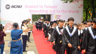 校長逐一親頒畢業證書  暨大畢典尊榮中穿山甲胸章添萌