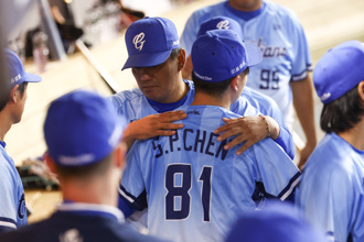 中職》「他表現100分」 陳仕朋錯過大紀錄陳金鋒用擁抱代表一切