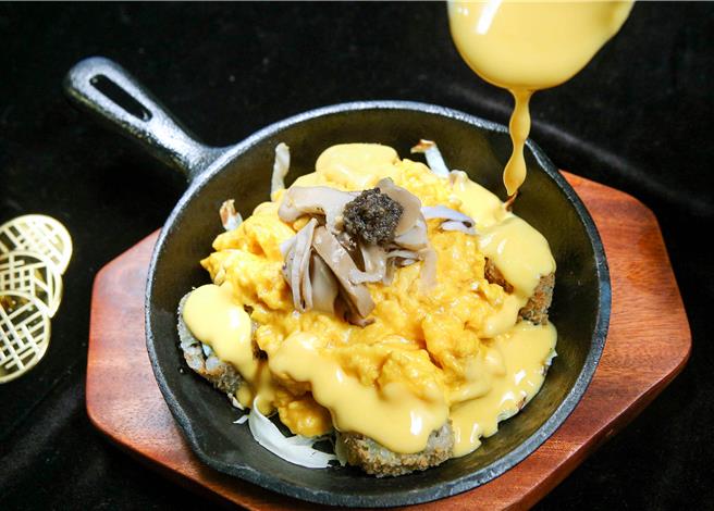 松露菌菇香氣與滑嫩的蛋香完美融合，再淋上起司醬後，口感層次豐富。（天成文旅-華山町提供）