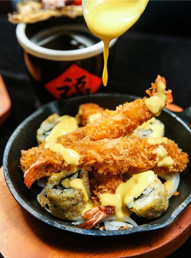 外酥內嫩的炸蝦，搭配晶瑩剔透的明太子與起司醬，視覺與味覺都相當強烈。（天成文旅-華山町提供）