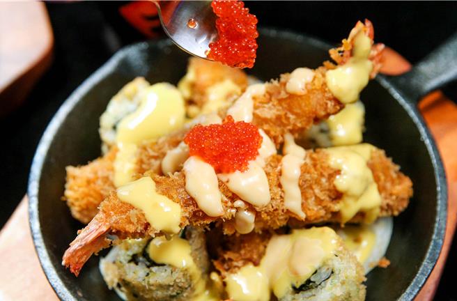 外酥內嫩的炸蝦，搭配晶瑩剔透的明太子與起司醬，視覺與味覺都相當強烈。（天成文旅-華山町提供）