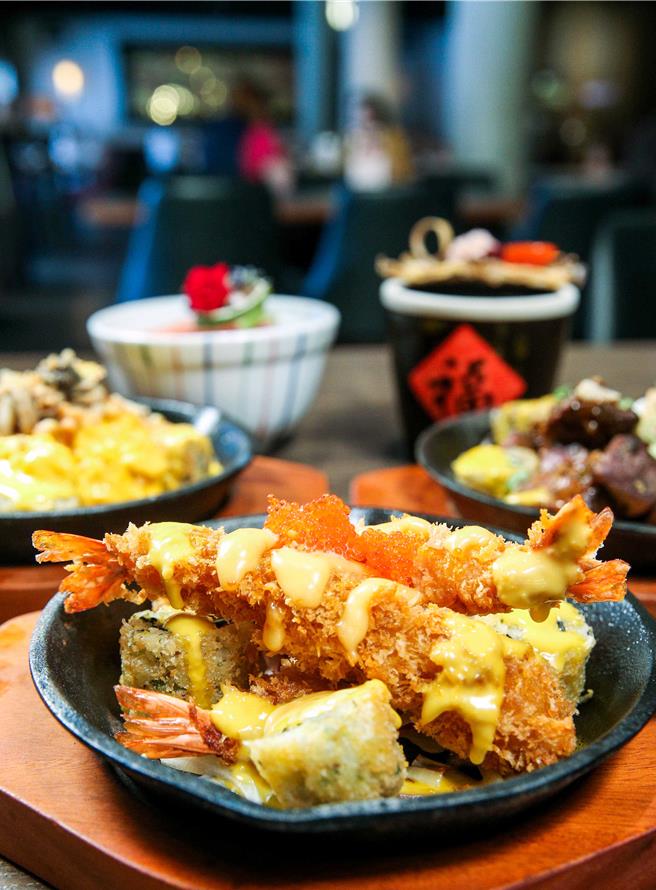 外酥內嫩的炸蝦，搭配晶瑩剔透的明太子與起司醬，視覺與味覺都相當強烈。（天成文旅-華山町提供）