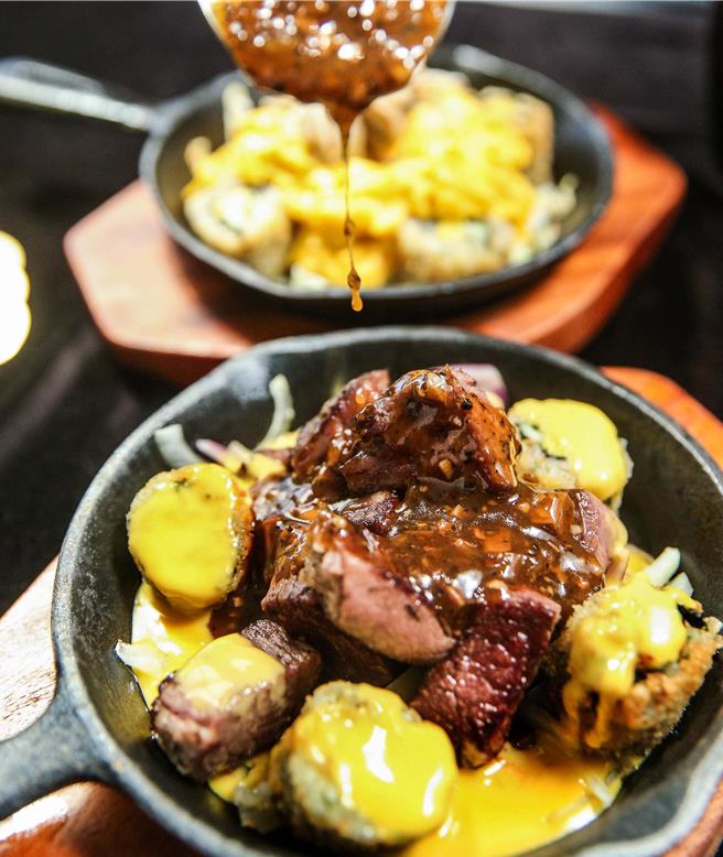 軟嫩多汁的骰子牛，搭配微辣的黑胡椒醬，最能滿足重口味的肉食主義者。（天成文旅-華山町提供）