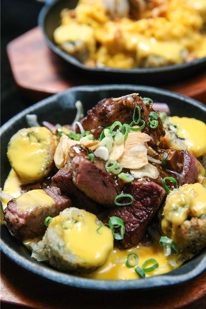 軟嫩多汁的骰子牛，搭配微辣的黑胡椒醬，再撒上蔥花及蒜片，最能滿足重口味的肉食主義者。（天成文旅-華山町提供）