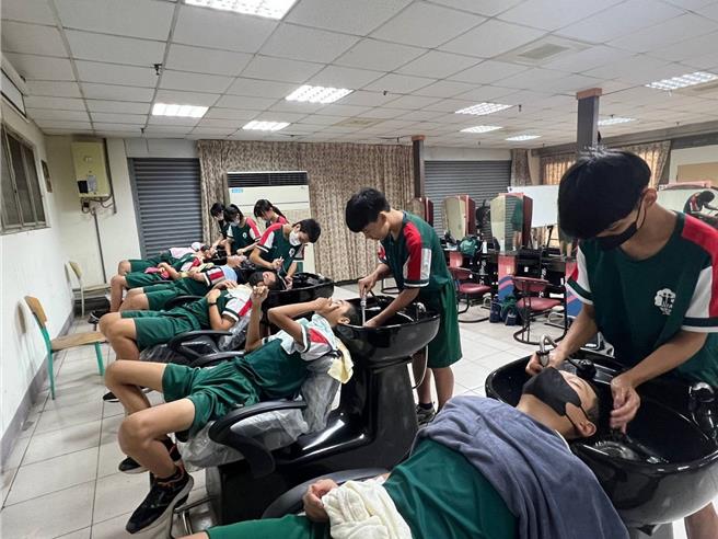 屏東縣立林邊國中家政職群—美髮課程，男女同學都專注的進行實作課程。（教育部提供／林志成台北傳真）