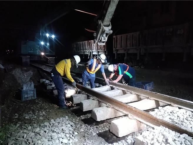台铁和仁站南边K48＋500路段，上月受豪大雨影响，被大量土石流淹盖，火车虽已恢復通行，目前仍维持30公里慢行，而台铁公司也正积极进行排水道疏浚、路基整理、换碴等工程。（台铁公司提供／罗亦晽花莲传真）
