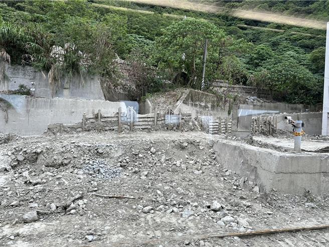 台铁和仁站南边K48＋500路段，上月受豪大雨影响，被大量土石流淹盖，火车虽已恢復通行，目前仍维持30公里慢行。（罗亦晽摄）
