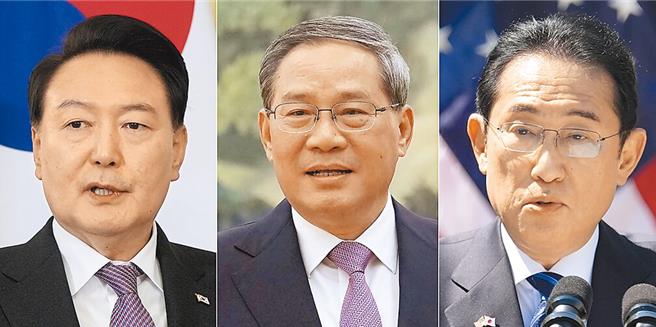 大陸國務院總理李強（中）26日出發並抵達首爾出席第九次中日韓領導人會議。（美聯社）