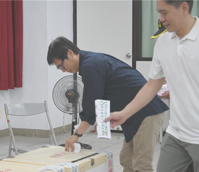 民主进步党第21届全国党员代表、高雄市党部第8届主任委员暨市代表选举26日在旧左营国中活动中心举行，高雄市长陈其迈（左）26日到左营投票。（林瑞益摄）