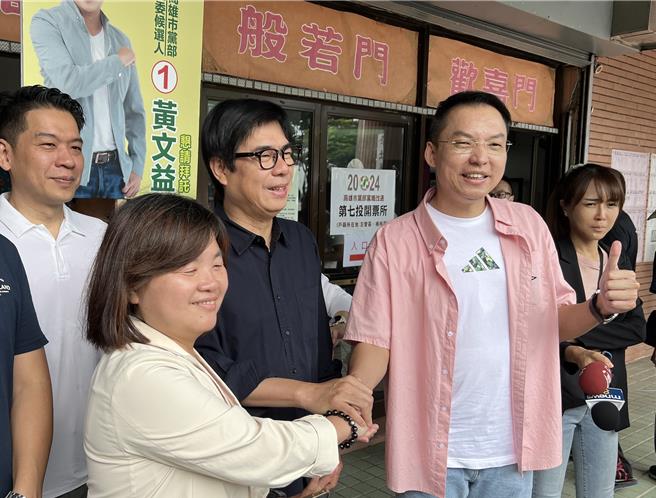 民主进步党第21届全国党员代表、高雄市党部第8届主任委员暨市代表选举26日在旧左营国中活动中心举行，高雄市长陈其迈（后左二）与两位主委候选人黄文益（前右）、陈慧文（前左）合影。（林瑞益摄）