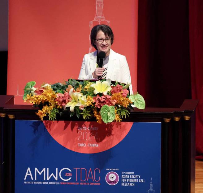 萧美琴副总统强调，台湾仍有在医学和卫生等各个领域的国际参与仍有必要性。图为副总统萧美琴（图）26日出席「2024 AMWC Asia-TDAC臺湾皮肤科医学会春季学术研讨会」开幕活动，并上台致词。（刘宗龙摄）