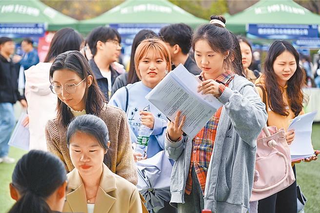 圖為近期在重慶舉辦的一場招聘會。（圖／中新社）