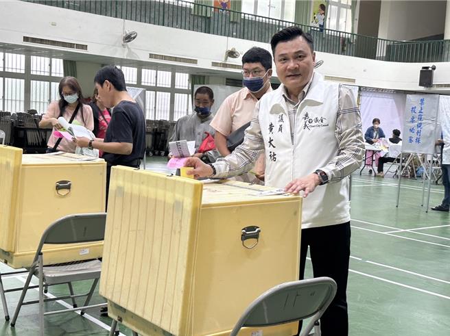 民进党嘉义市议员黄大佑竞选党部主委，投自己一票。（廖素慧摄）