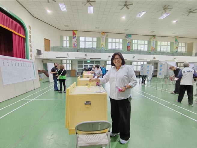 民进党嘉义市党部改选，立委王美惠前去投票。（廖素慧摄）