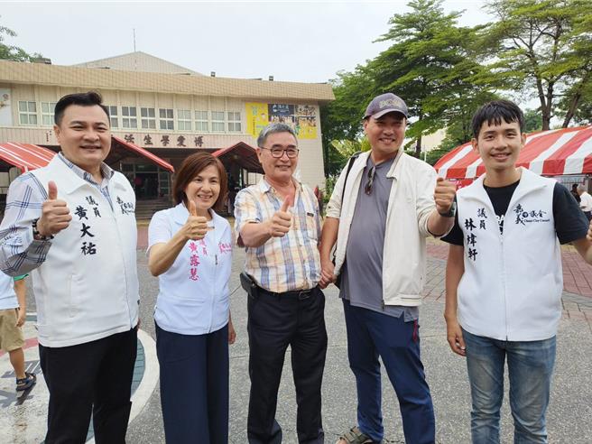 民进党嘉义市议员黄大佑、前里长许明对竞选此次党部主委，气氛平和，与黄露慧、陈茂松、林炜轩同框。（廖素慧摄）