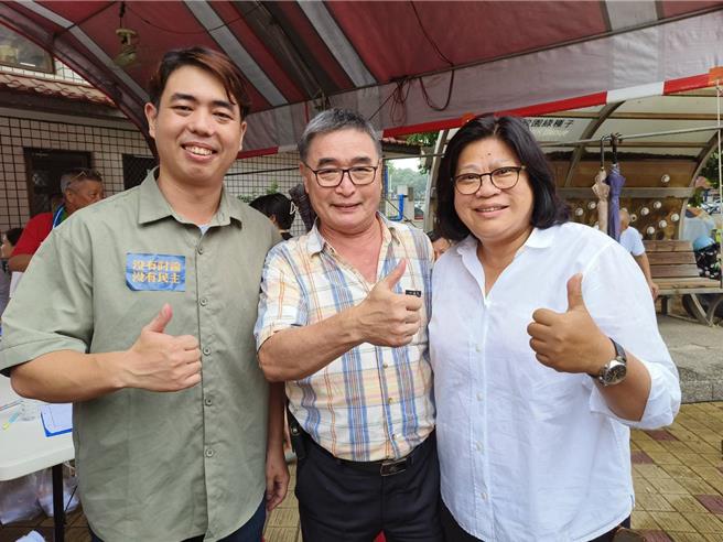 民进党嘉义市党部改选，立委王美惠投完票后与陈茂松、陈昱廷父子互动。（廖素慧摄）