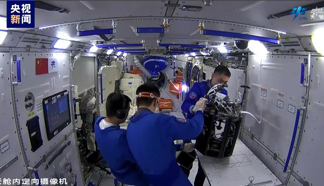 大陸「神舟十八號」乘組進入太空站在軌1個月，一邊適應太空微重力環境並投入各項工作。（截自央視新聞）